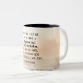 Hebräer 12:28 Ein Königreich, das nicht erschütter Zweifarbige Tasse (VorderseiteRechts)