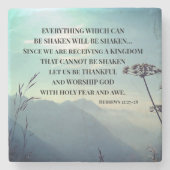 Hebräisch 12:27-28 ALLES, WAS GESCHÜTZT WERDEN KAN Steinuntersetzer (Vorderseite)