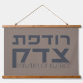 Hebräisch: Rodefet Tzedek - [Fem] Ingenieur der Ju Wandteppich Mit Holzrahmen (Vorne)