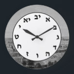 Hebräische Nummer Uhr Jüdische Briefe in Jerusalem<br><div class="desc">Uhr mit Zahlen in hebräischen Buchstaben. Eine schöne Uhr Gesicht für Fans des jüdischen Zählsystems zu sagen,  Zeit als die alten Hebräer haben könnte mithilfe der Aleph-Einsatz / Alef Wette. Ein hübsches Stück Judaika mit grauem Vintagem Jerusalem-Kunsthintergrund mit einem Gemälde von Yerushalayim aus dem 18. Jahrhundert.</div>