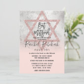 Hebräische Rose Gold Pink Silver Star Bat Mitzvah Einladung (Stehend Vorderseite)