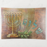Hebrew Shalom Menorah Candle Glass Fruchtplatter T Dekoschale<br><div class="desc">Auf dieser Glasplatte können Sie Obst, Challenge Brot oder andere Gegenstände bewundern. Die goldene Menorah mit 7 Kerzen strahlt Licht auf einem Hintergrund aus strukturiertem Damast. Das hebräische Wort Shalom, Peace und ein Olivenzweig vervollständigen das Bild. Nutzen Sie dieses Design unserer jüdischen Nachwuchskünstler auch für andere Produkte, um ein passendes...</div>