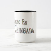 Hecho En La Chingada Zweifarbige Tasse (Mittel)