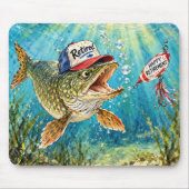 Hecht mit Ruheständler-Mütze Mousepad (Vorne)