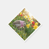 Hedgehog Sniffing a Yellow Daffodil Serviette (Ecke)