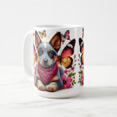 Heeler Puppy umgeben von Schmetterlingen und Blume Kaffeetasse (Vorderseite Links)
