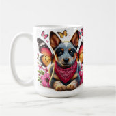 Heeler Puppy umgeben von Schmetterlingen und Blume Kaffeetasse (Links)