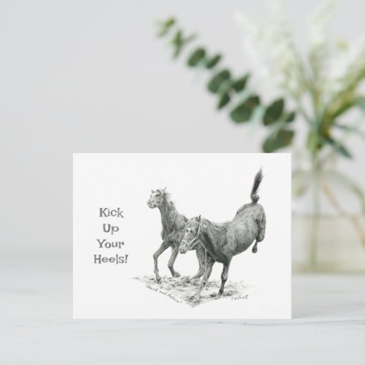 Heelse beim Postüberqueren der Postkarte aufheben (Stehend Vorderseite)