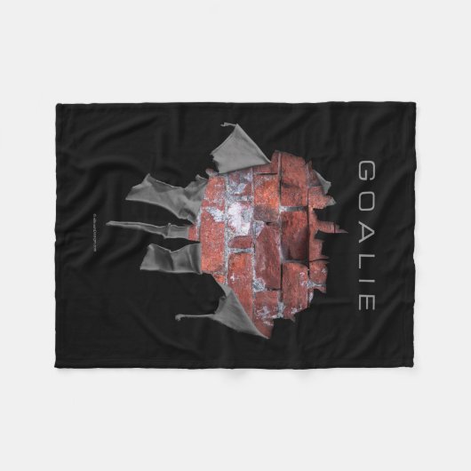 Heftiger Backsteinmauer-Tormann (Fußball) Fleecedecke (Vorderseite (Horizontal))