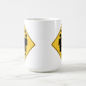 Heftiges weibliches Cartoon-Zeichen Kaffeetasse (Mittel)