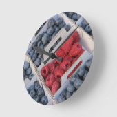 Heidelbeeren und Himbeeren Runde Wanduhr (Winkel)