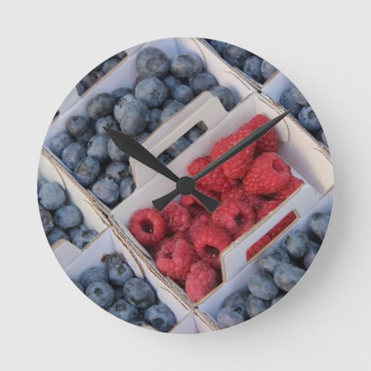 Heidelbeeren und Himbeeren Runde Wanduhr (Vorderseite)