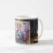 Heilende Flügel in einer Mitternachts-Kunststudio- Kaffeetasse (VorderseiteRechts)