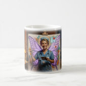 Heilende Flügel in einer Mitternachts-Kunststudio- Kaffeetasse (Mittel)