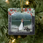 Heiligabend Foto Holly Greenery Chalkboard Keramikornament<br><div class="desc">Mit unserem Personalisierten Weihnachtsgeschmack für die Keramik schaffen Sie Erinnerungen für Ihren Urlaub. Dieses quadratische Ornament ist mit einem Aquarellholz und Beeren geschmückt und ermöglicht es,  ein zentrales Foto zu gestalten und Namen für ein einzigartiges Geschenk zu geben. Ideal,  um Ihren Baum und Weihnachten noch schöner zu machen.</div>