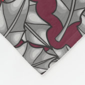 Heilige Beere, graue Blätter auf dunkelrot Fleecedecke (Ecke)