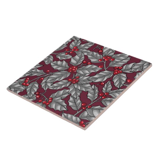 Heilige Beere, graue Blätter auf dunkelrot Fliese (Seite)