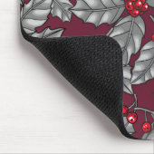Heilige Beere, graue Blätter auf dunkelrot Mousepad (Ecke)