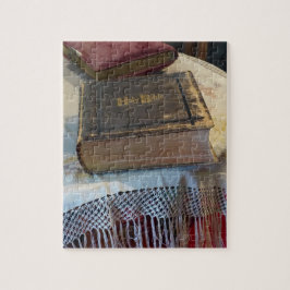 Heilige Bibel auf Vintagem Lace Tablecloth Puzzle
