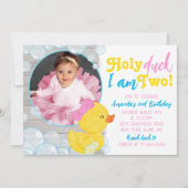 Heilige Duck Ich bin zwei Girl Ducky Foto Geburtst Einladung (Vorderseite)