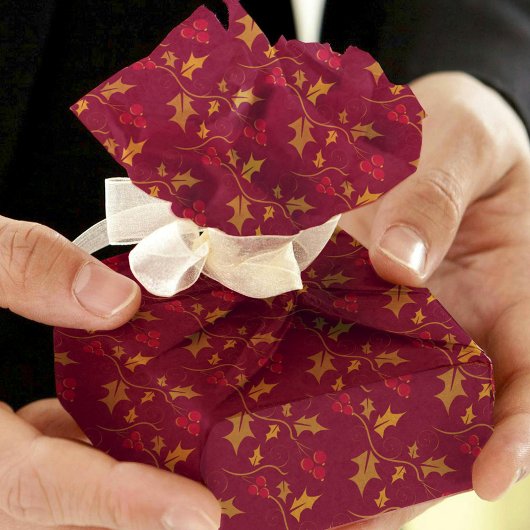 Heilige goldene Heilige und rote Beeren auf tiefro Seidenpapier