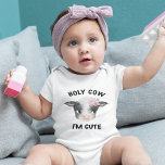 Heilige Kuh Ich bin Niedlicher Baby Bodysuit Baby Strampler<br><div class="desc">Niedlicher Körperanzug für Neugeborene mit Aquarellbild einer niedlichen Babykuh mit rosa Blume. Im Text steht: "Ich bin niedlich,  heilige Kuh."</div>