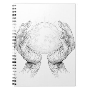 Heiliger Mond, der von erwitterten Händen gehalten Notizblock