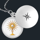 Heiliges Abendmahl in der Monstrance-Halskette Medaillon<br><div class="desc">Dieses "3-D" BlickAusrüstungsbeschreibungen ein Bild des gesegneten Sakraments/des heiligen heiligen Abendmahl in einem Gold färbten Monstrance. Fühlen Sie sich frei,  die Hintergrundfarbe über Zazzles fantastische Kundenbezogenheitswerkzeuge zu ändern.</div>