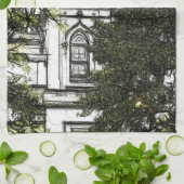 Heiligtum inmitten der Bäume Geschirrtuch (Gefaltet)