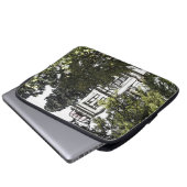 Heiligtum inmitten der Bäume Laptopschutzhülle (Vorne Knopf)