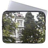 Heiligtum inmitten der Bäume Laptopschutzhülle (Vorderseite)