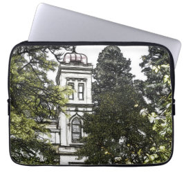 Heiligtum inmitten der Bäume Laptopschutzhülle