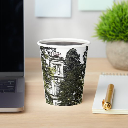 Heiligtum inmitten der Bäume Pappbecher (InSitu)