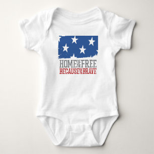 Heimat der Freien wegen der Tapferen US-Flagge Baby Strampler