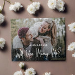 Heiraten Sie mir Foto Puzzle<br><div class="desc">Frag ihr,  dich mit einem maßgeschneiderten Foto-Rätsel zu heiraten. Design zeigt Single Foto,  Typografie Drehbuch ''Will You Marry Me? in trendy Schrift. Personalisieren mit einem Namen.</div>