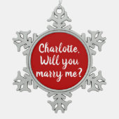 Heiraten Sie mir Roter individuelle Name Vorschlag Schneeflocken Zinn-Ornament (Vorderseite)