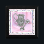 Heirloom Cup & Rattle auf Lila Hintergrund Geschenkbox<br><div class="desc">In dieser Arbeit von Tara Friel sitzt neben einem Baby-Rattle eine Sitzschale. Eine Figur eines Teddybären wird in das Ende der Schlacht eingemeißelt,  und an den Seiten der Tasse sind faszinierende Blumenmuster geschmückt. Ein großartiges Stück,  stell das heute an deine Wand!</div>