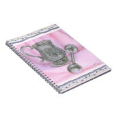 Heirloom Cup & Rattle auf Lila Hintergrund Notizblock (Rechte Seite)