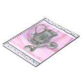 Heirloom Cup & Rattle auf Lila Hintergrund Notizblock (Linke Seite)