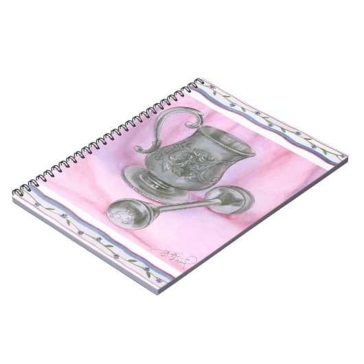 Heirloom Cup & Rattle auf Lila Hintergrund Notizblock (Linke Seite)