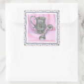 Heirloom Cup & Rattle auf Lila Hintergrund Quadratischer Aufkleber (Tasche)