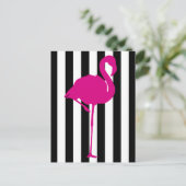 Heiß rosa Flamingo auf schwarzen und weißen Streif Postkarte (Stehend Vorderseite)