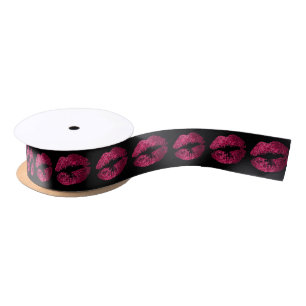 Heiß rosa Lippen auf schwarz Satinband