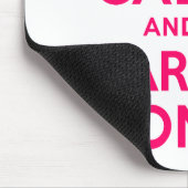 Heiß rosa Ruhe bewahren und weiter tragen Mousepad (Ecke)