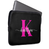 Heiß rosa Schwarz Monogramm Laptopschutzhülle (Vorne Rechts)