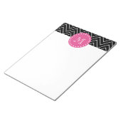 Heiß rosa, schwarz und weiß Zickzack | Ihr Monogra Notizblock (angewinkelt)