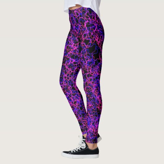 Heiß rosa und blau auf schwarzen Leggings (Links)