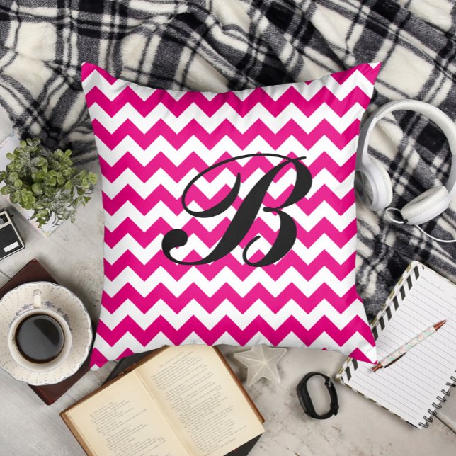Heiß rosa und Zickzack Kissen (Monogram Hot Pink and White Chevron Throw Pillow)