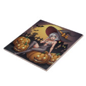Heiße Hexe im Halloween-Kürbis-Patch Fliese (Seite)