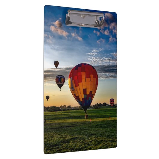 Heiße Luft Ballon Festival in einem schönen wolkig Klemmbrett (Rechts)